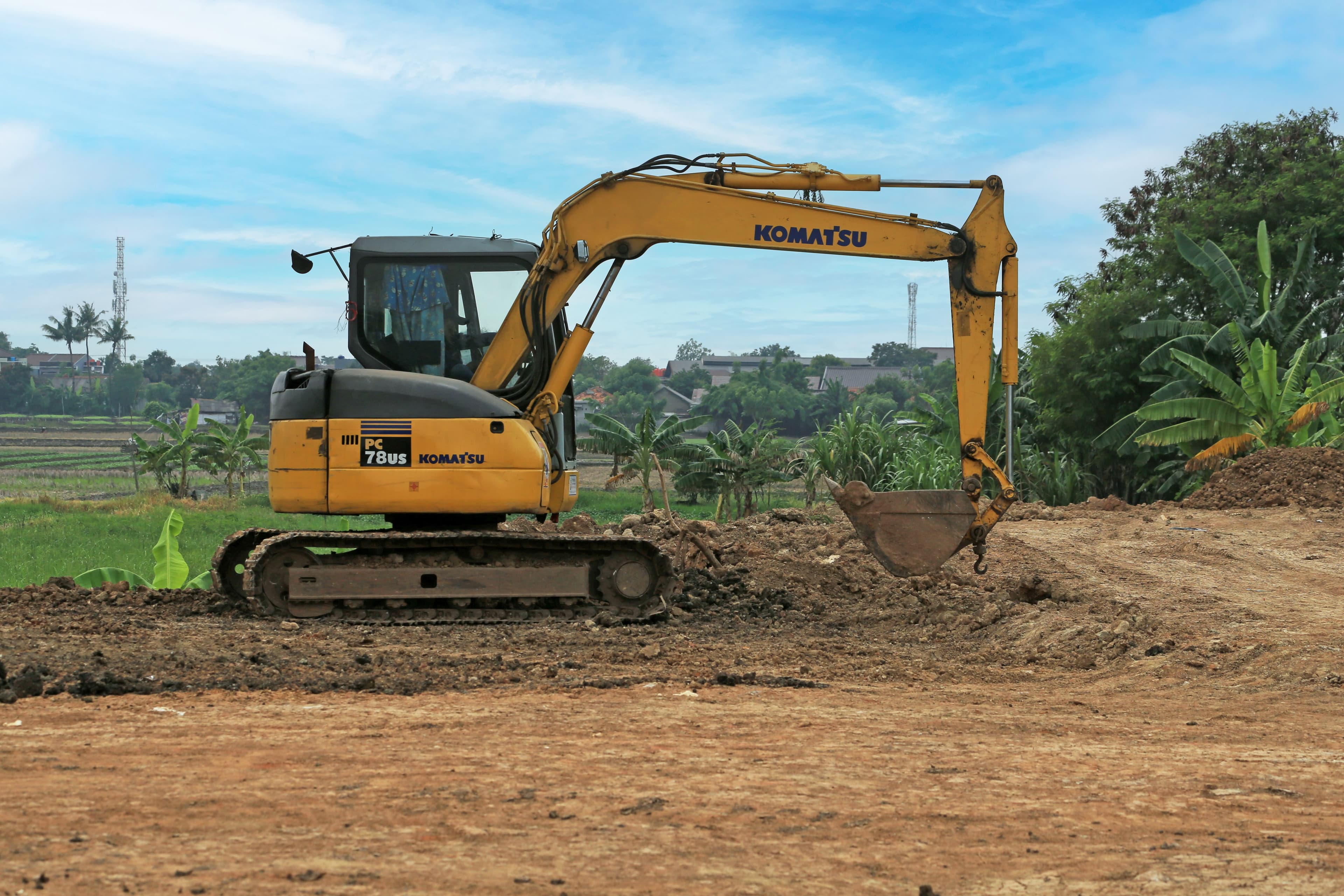 Excavadora trabajando en un terreno de construcción